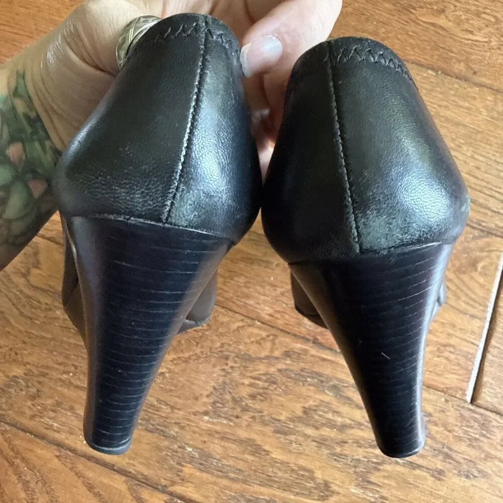 Tory Burch Sophie Wedges Black Leather Gold Tone Logo Emblem Heels 8 M